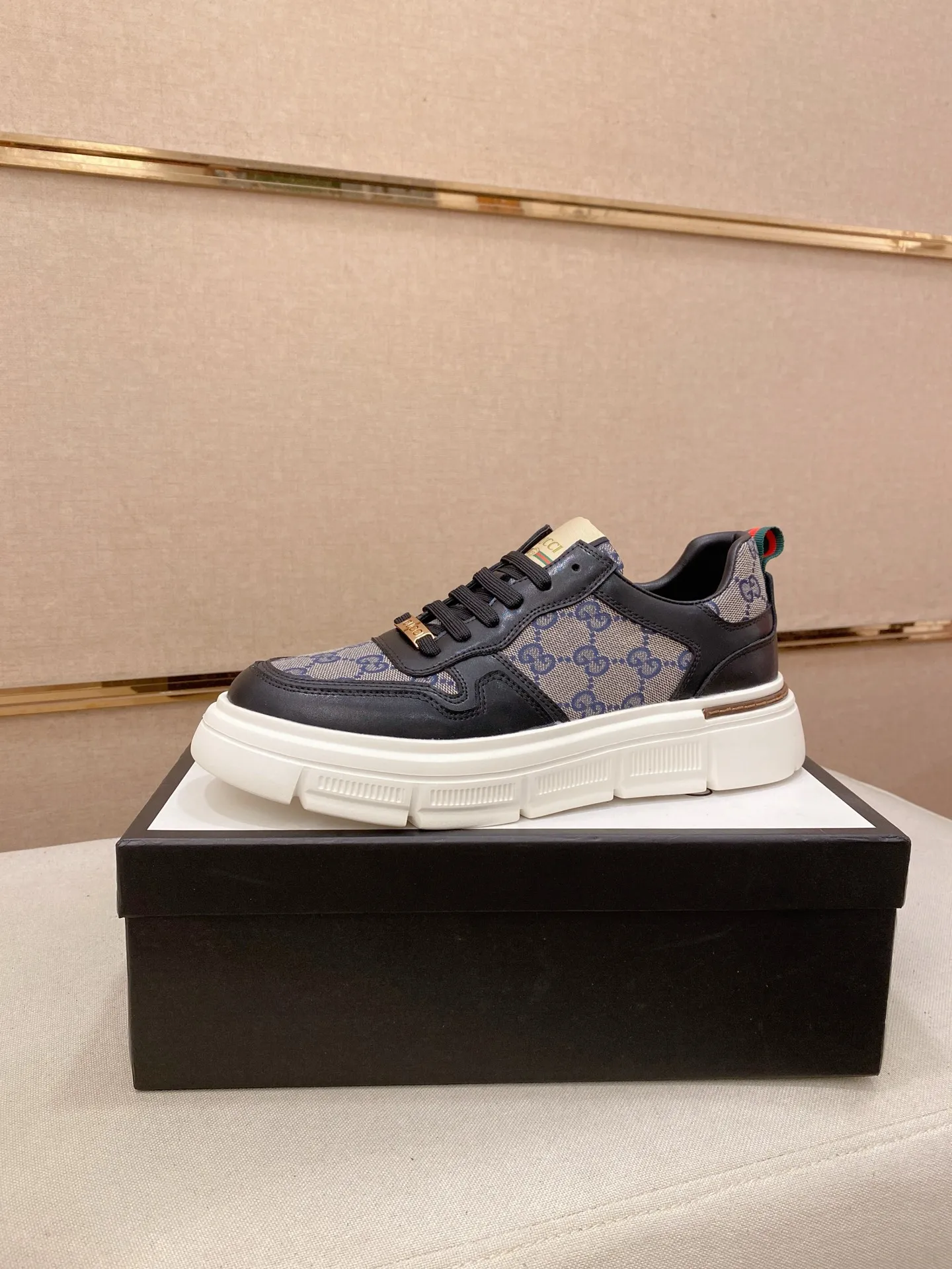 Men's shoes💰 400💰The new GUCCI (Gucci) counters are launched simultaneously. The new men's shoes, 😘fabrics are selected from imported cowhide, and the lining is sheepskin lining. 👍🏿 High-end ☄️ air-cushion molded anti-slip rubber outsole, exquisite lines, simple and elegant, comfortable and high-end for leisure travel. Code number: 38 to 44 (45 can be customized and cannot be returned or exchanged)